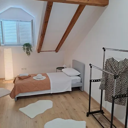 Kathryne Apartment *